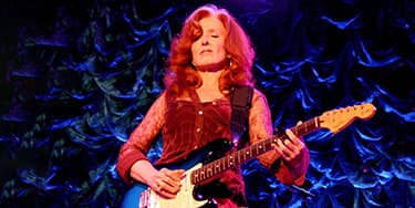 Image of Bonnie Raitt In Saratoga Springs